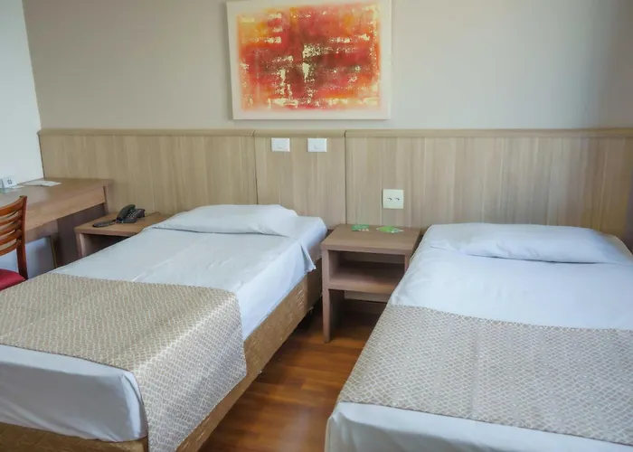 Nacional - Proximo Ao Complexo Hospitalar Santa Casa E Ufrgs Hotel 3*
